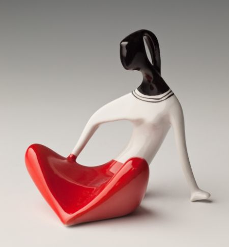 Siedząca dziewczyna, 1958, figurka ceramiczna, projekt: Henryk Jędrasiak, fot. Arkadiusz Podstawka / Muzeum Narodowe we Wrocławiu